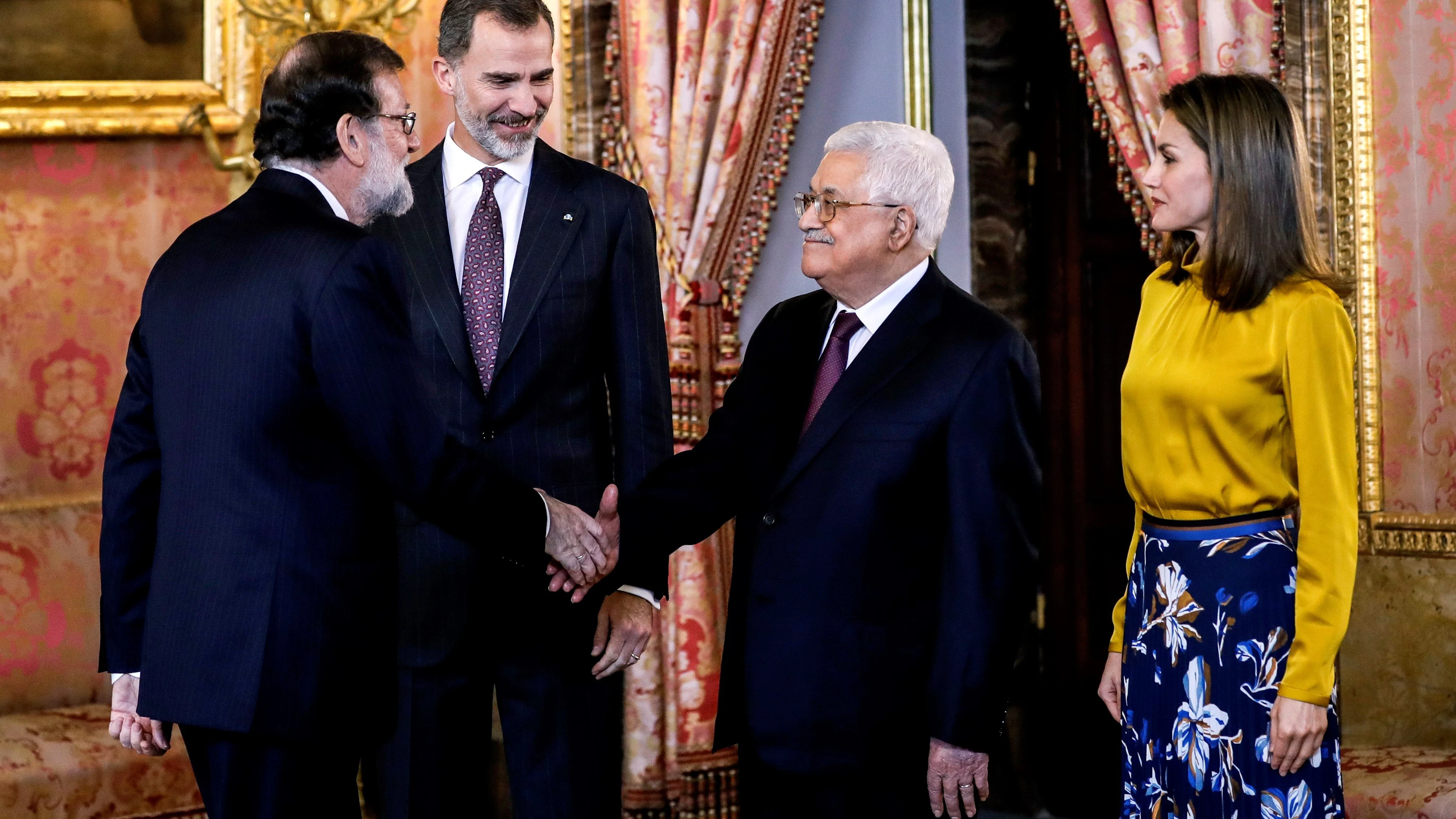 El presidente palestino, Mahmud Abás (2ºd), quien inicia hoy una visita a España, saluda al presidente del gobierno español, Mariano Rajoy (i), en presencia de los reyes Felipe y Letizia, antes del almuerzo ofrecido en su honor en el Palacio Real de Madrid.