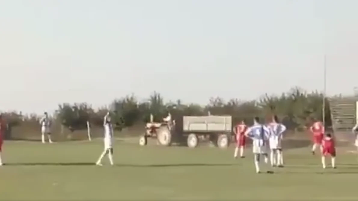 Un tractor se mete en un partido de aficionados