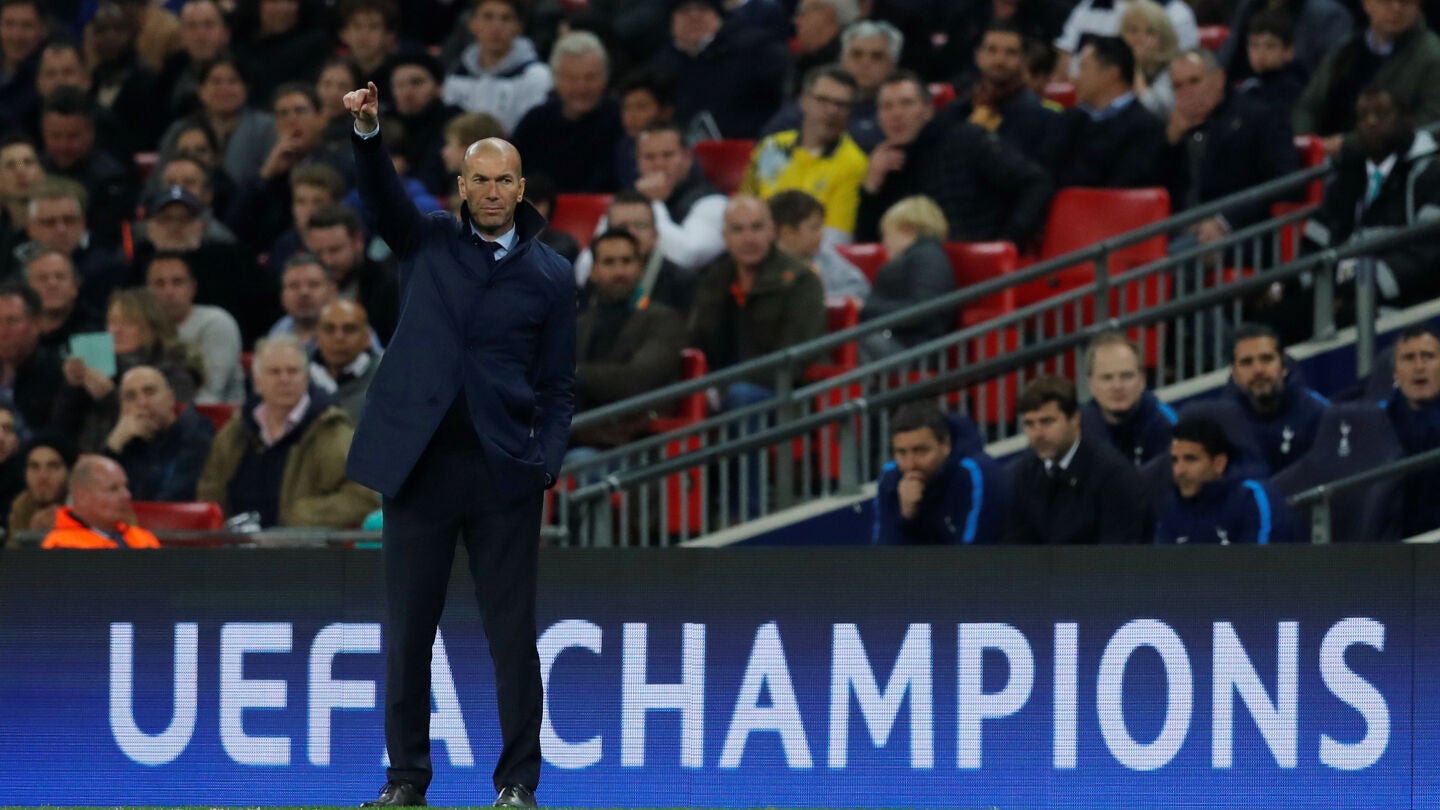Zidane da indicaciones durante el Tottenham - Real Madrid