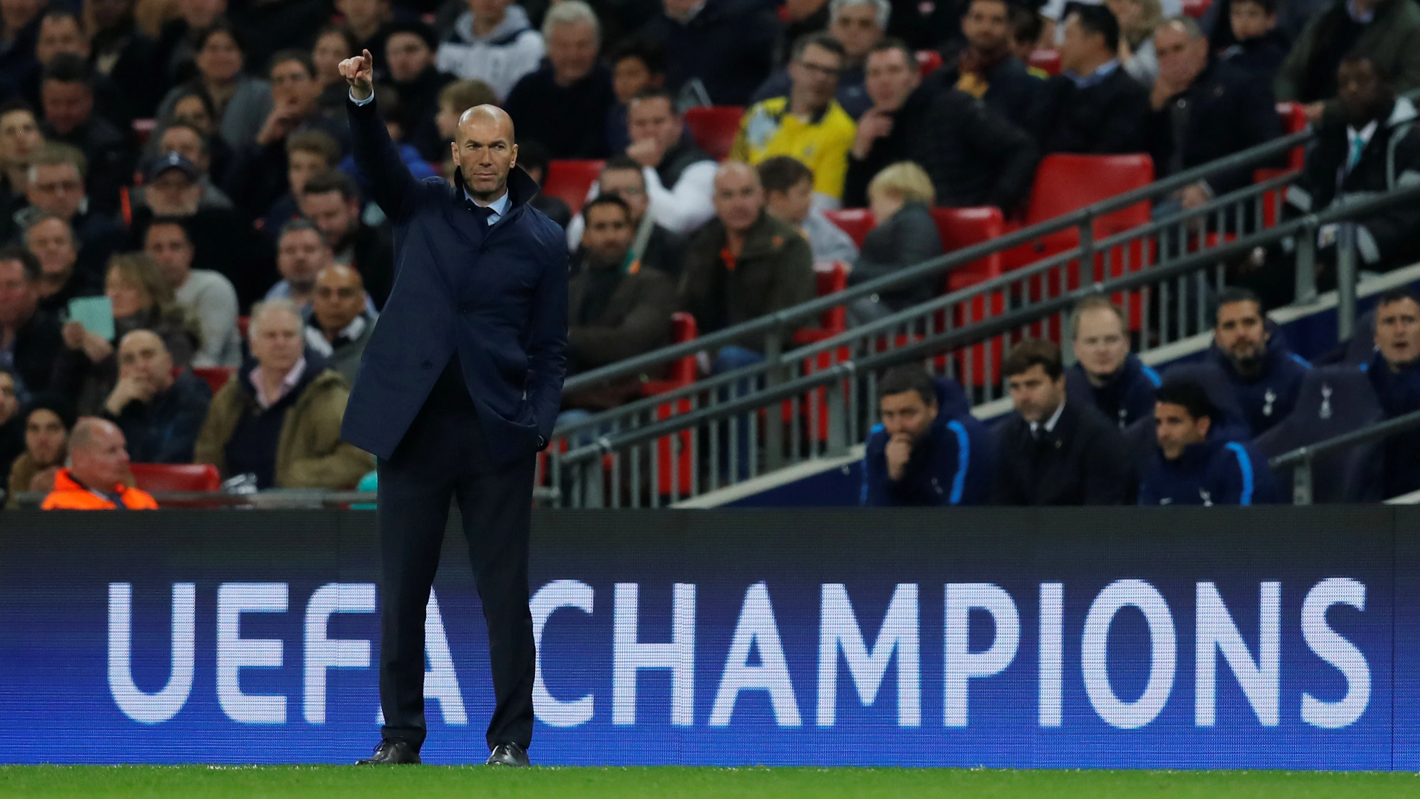 Zidane da indicaciones durante el Tottenham - Real Madrid Zidane da indicaciones durante el Tottenham - Real Madrid