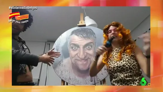 Una pareja baila 'Amigos para siempre' con un retrato de Wyoming Una pareja baila 'Amigos para siempre' con un retrato de Wyoming