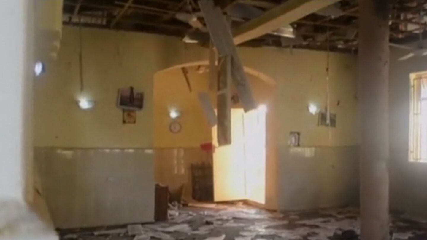 El interior de la mezquita tras la explosi&oacute;