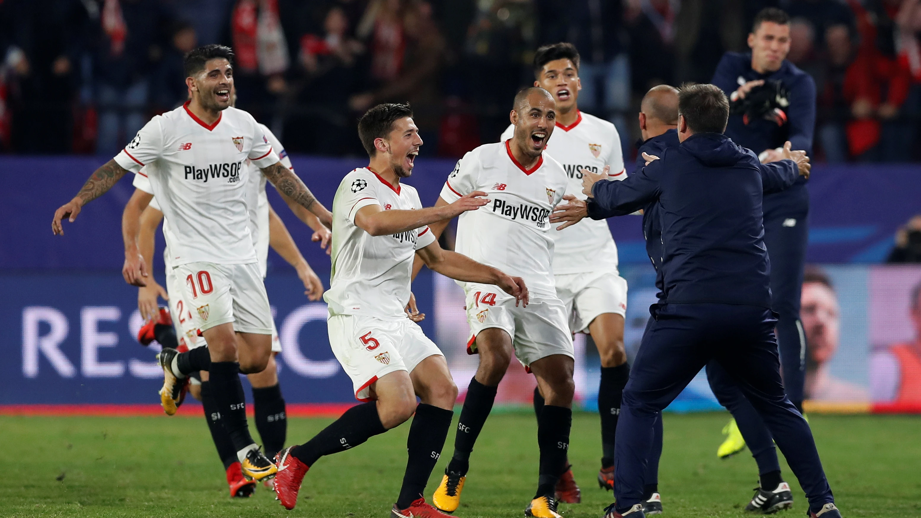 Fiesta tras el empate del Sevilla ante el Liverpool