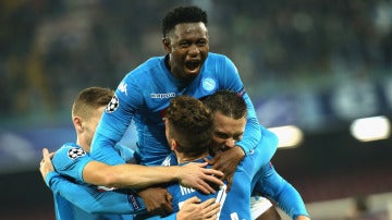 Los jugadores del Nápoles se abrazan para celebrar un gol