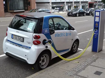 Las baterías de coches eléctricos e híbridos enchufables se cargan conectándolas a la red Las baterías de coches eléctricos e híbridos enchufables se cargan conectándolas a la red