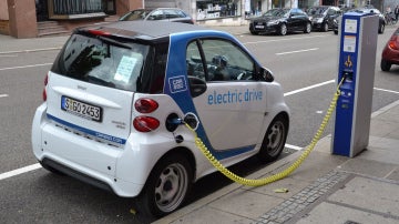 Las baterías de coches eléctricos e híbridos enchufables se cargan conectándolas a la red