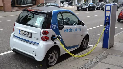 Las baterías de coches eléctricos e híbridos enchufables se cargan conectándolas a la red Las baterías de coches eléctricos e híbridos enchufables se cargan conectándolas a la red