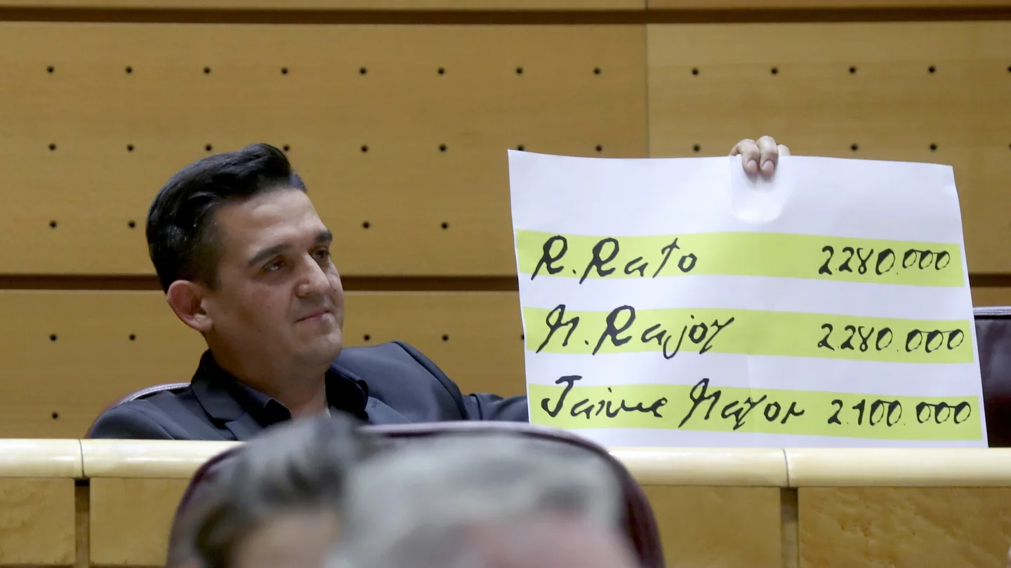 El senador Carles Mulet muestra los papeles de Bárcenas El senador Carles Mulet muestra los papeles de Bárcenas