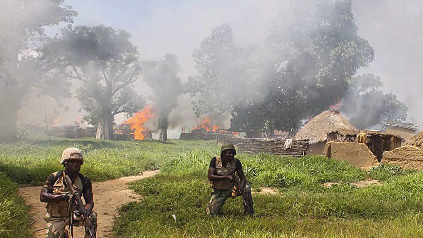 Soldados nigerianos limpian campos del grupo terrorista de Boko Haram en la localidad de Chuogori, estado Borno, Nigeria Soldados nigerianos limpian campos del grupo terrorista de Boko Haram en la localidad de Chuogori, estado Borno, Nigeria