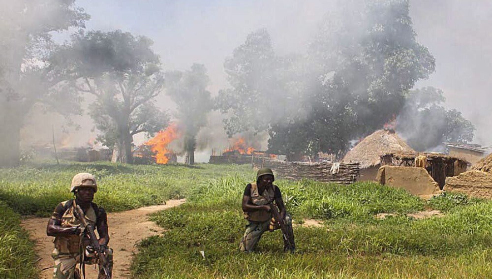 Soldados nigerianos limpian campos del grupo terrorista de Boko Haram en la localidad de Chuogori, estado Borno, Nigeria