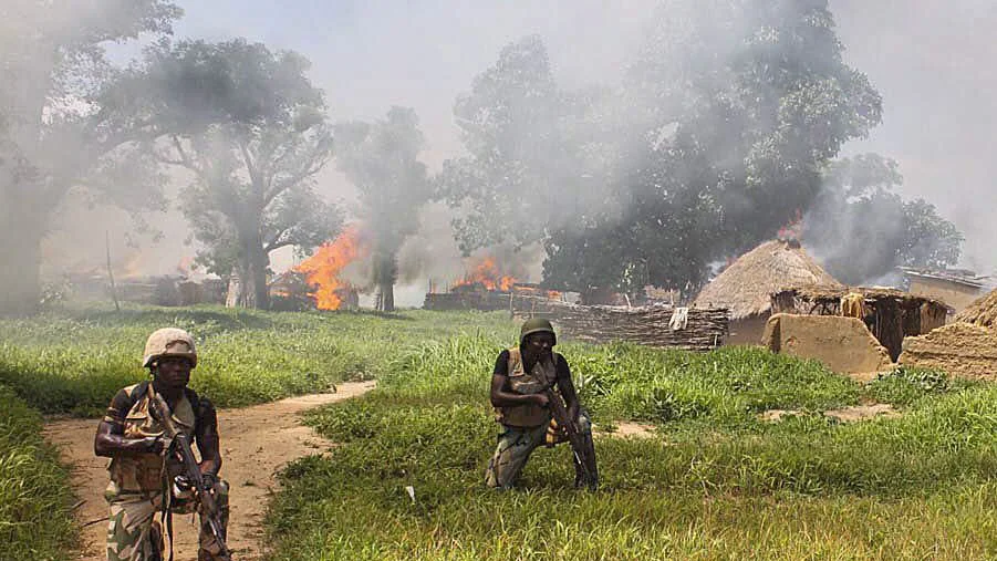 Soldados nigerianos limpian campos del grupo terrorista de Boko Haram en la localidad de Chuogori, estado Borno, Nigeria