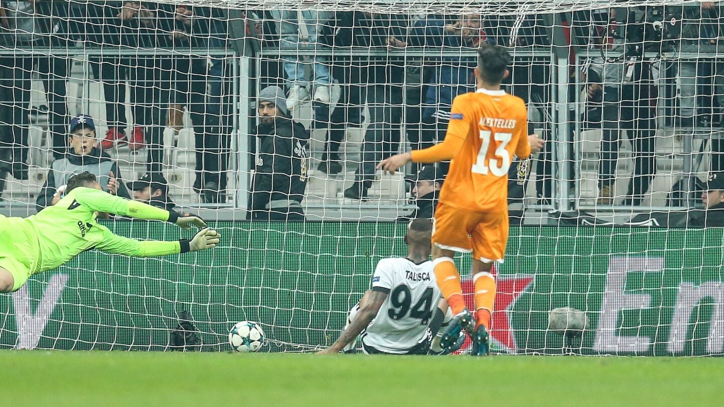 Talisca anota el 1-1 ante el Oporto