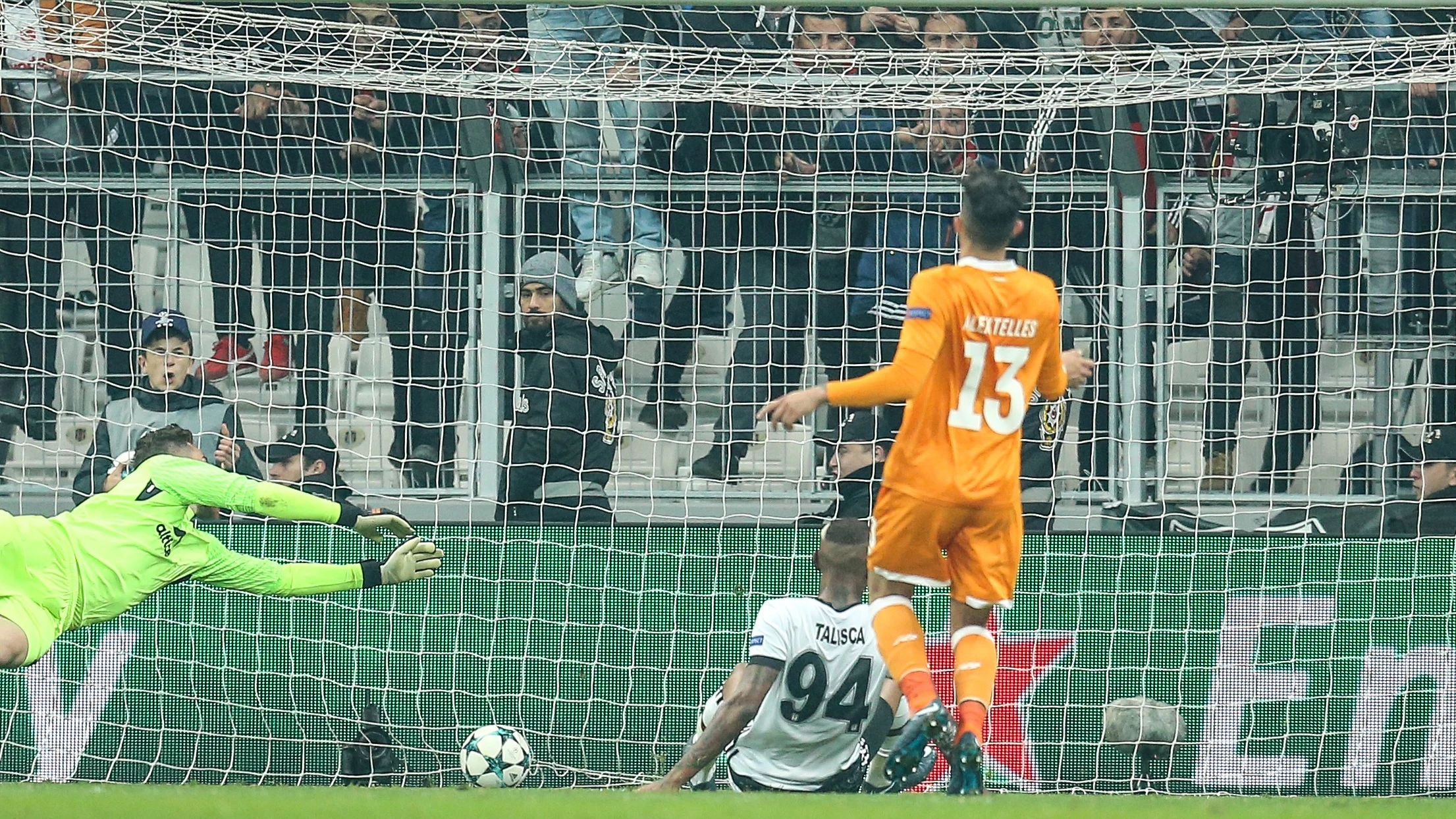 Talisca anota el 1-1 ante el Oporto