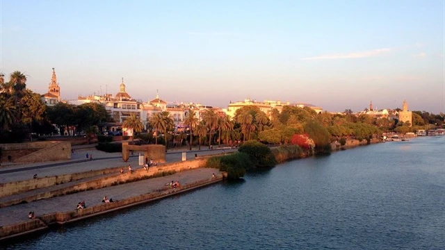 Calle Torneo de Sevilla, junto al Guadalquivir