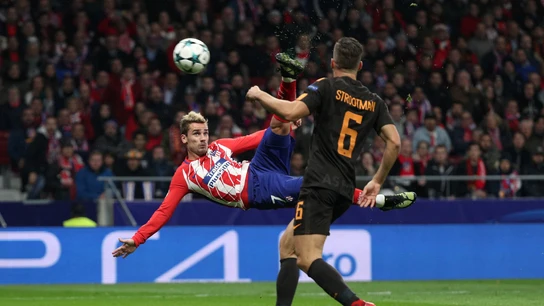 Antoine Griezmann se prepara para rematar el centro en el partido del Atlético Antoine Griezmann se prepara para rematar el centro en el partido del Atlético