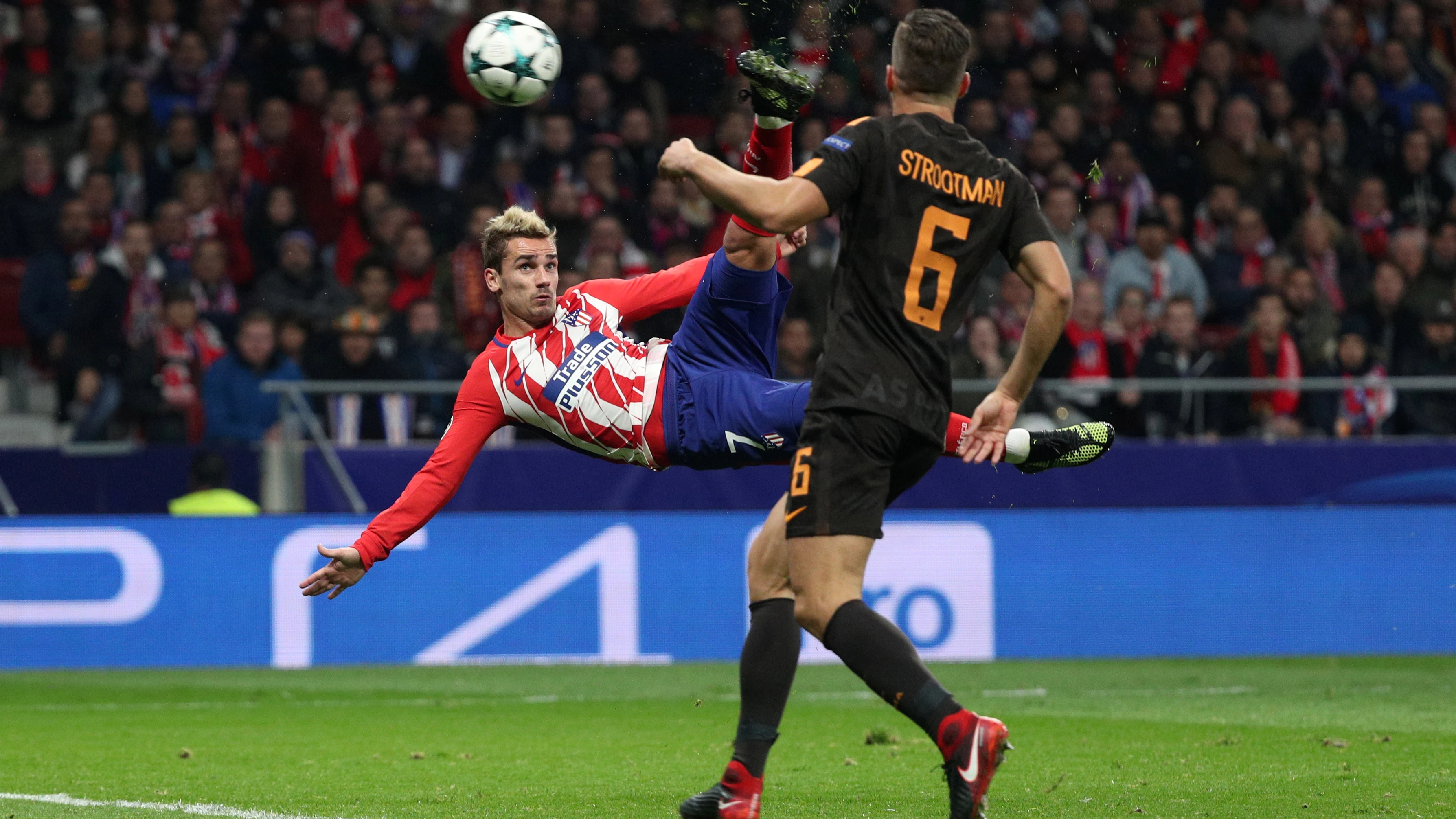 Antoine Griezmann se prepara para rematar el centro en el partido del Atlético