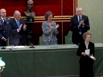 Margarita Salas enseñando el premio José Echegaray a los medios gráficos ante la tenta mirada de los Reyes eméritos Margarita Salas enseñando el premio José Echegaray a los medios gráficos ante la tenta mirada de los Reyes eméritos