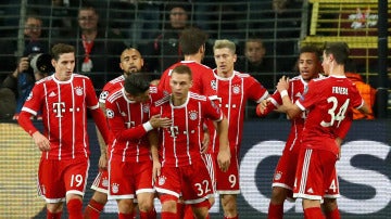 Tolisso celebra su gol con sus compañeros del Bayern de Múnich