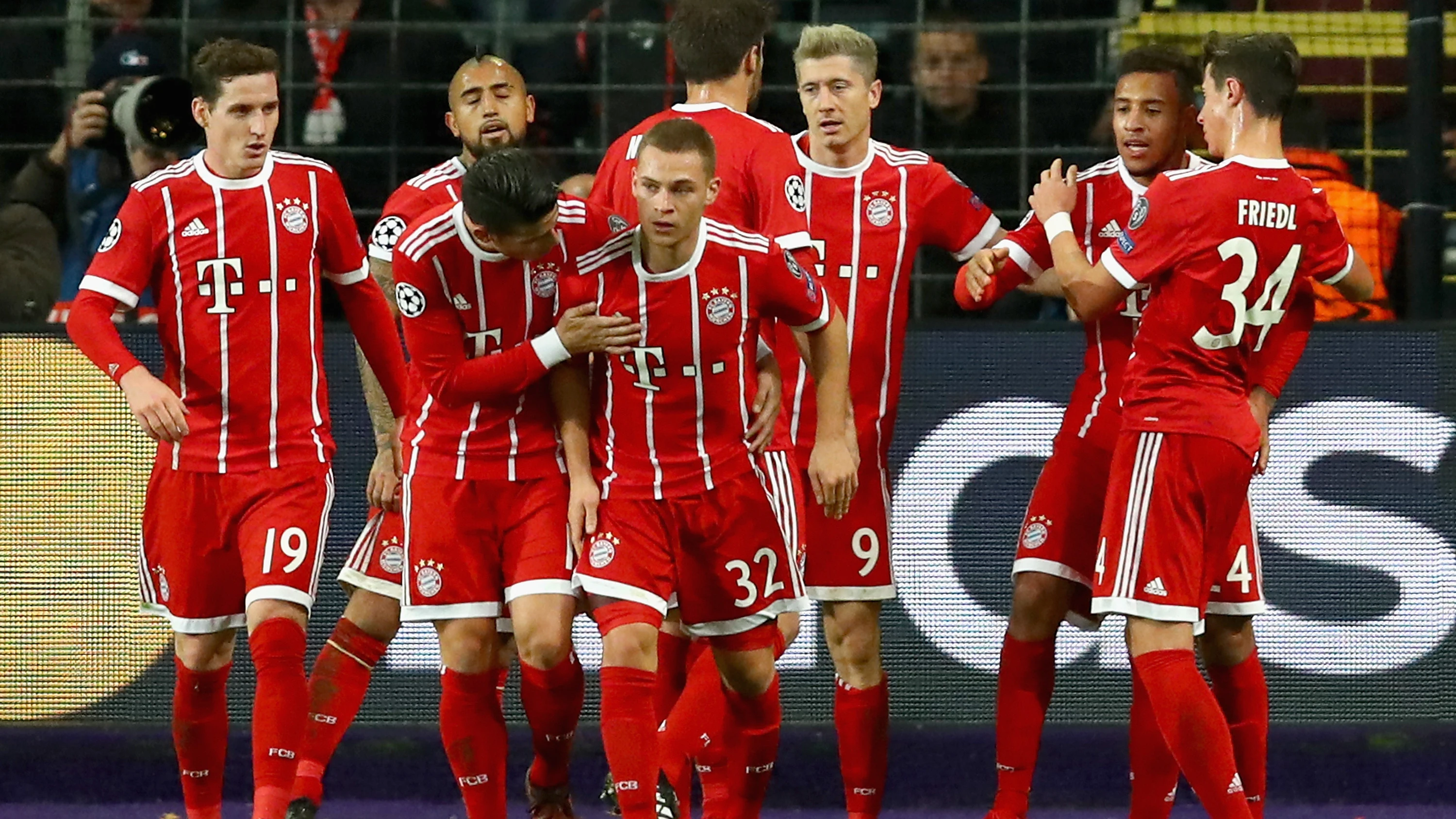 Tolisso celebra su gol con sus compañeros del Bayern de Múnich