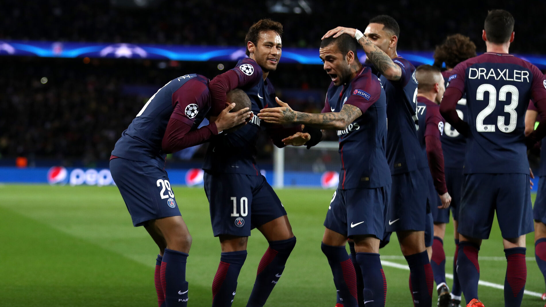 Los jugadores del PSG se abrazan para celebrar un gol