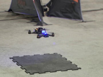 Un dron conducido por una inteligencia artificial compite contra un humano en una carrera