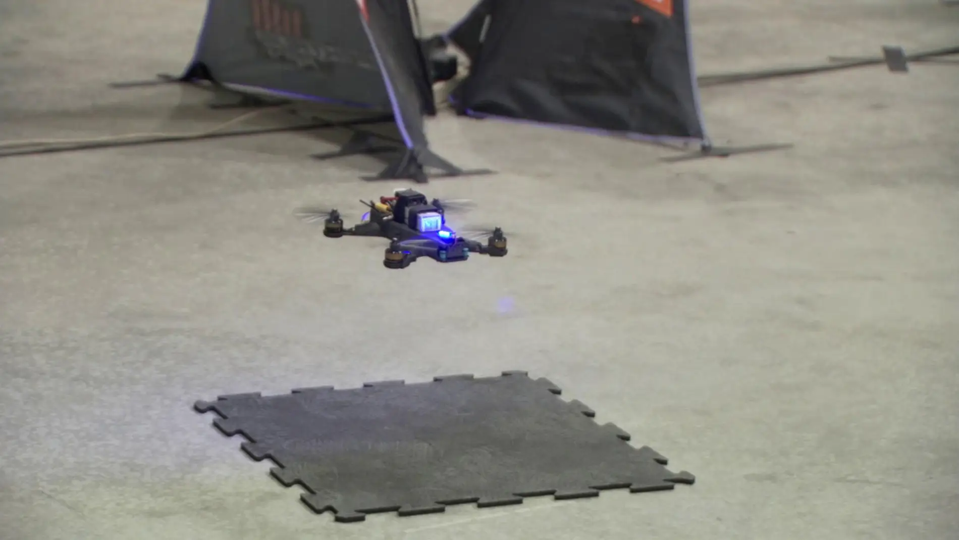 Un dron conducido por una inteligencia artificial compite contra un humano en una carrera