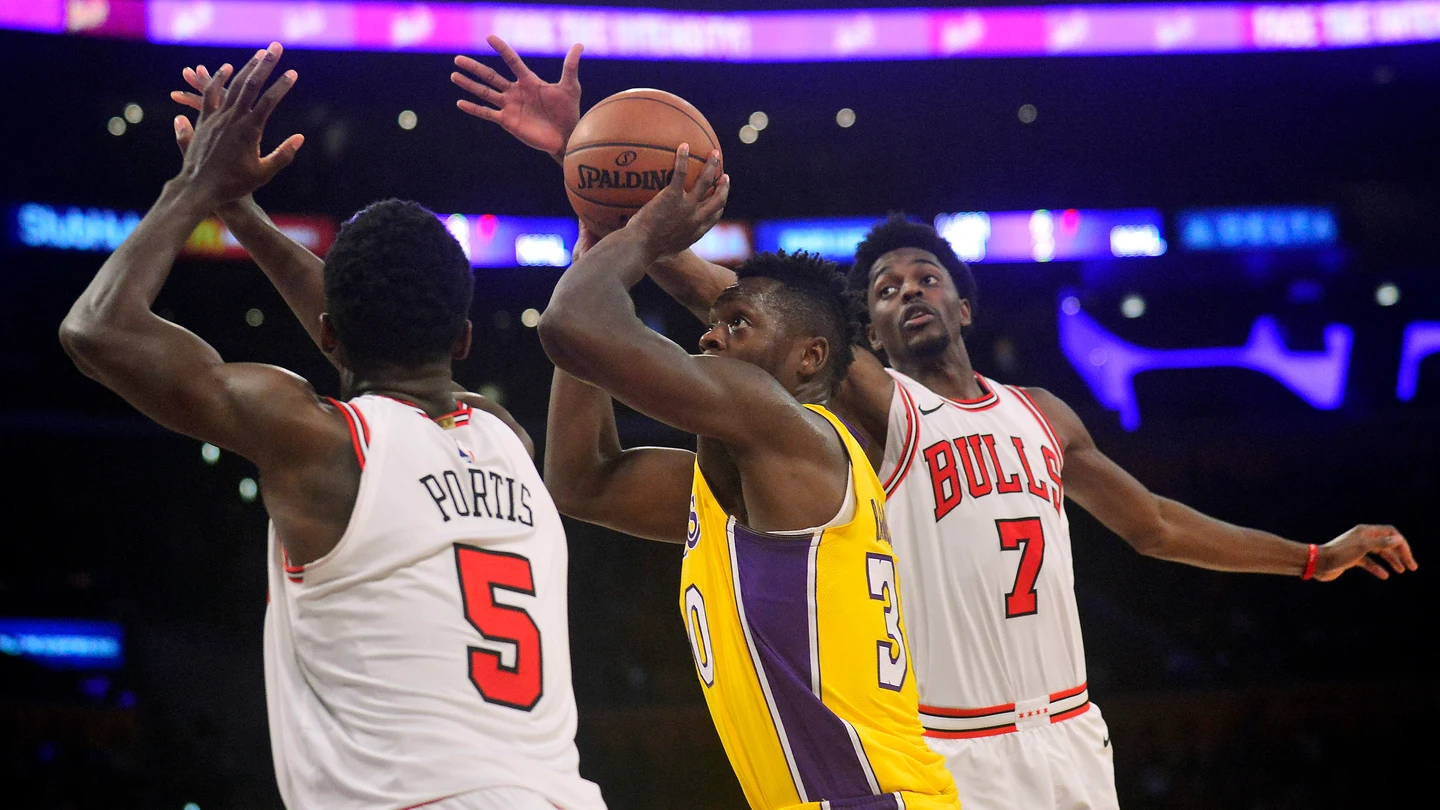 Julius Randle intenta lanzar a canasta ante la defensa de los Bulls Julius Randle intenta lanzar a canasta ante la defensa de los Bulls