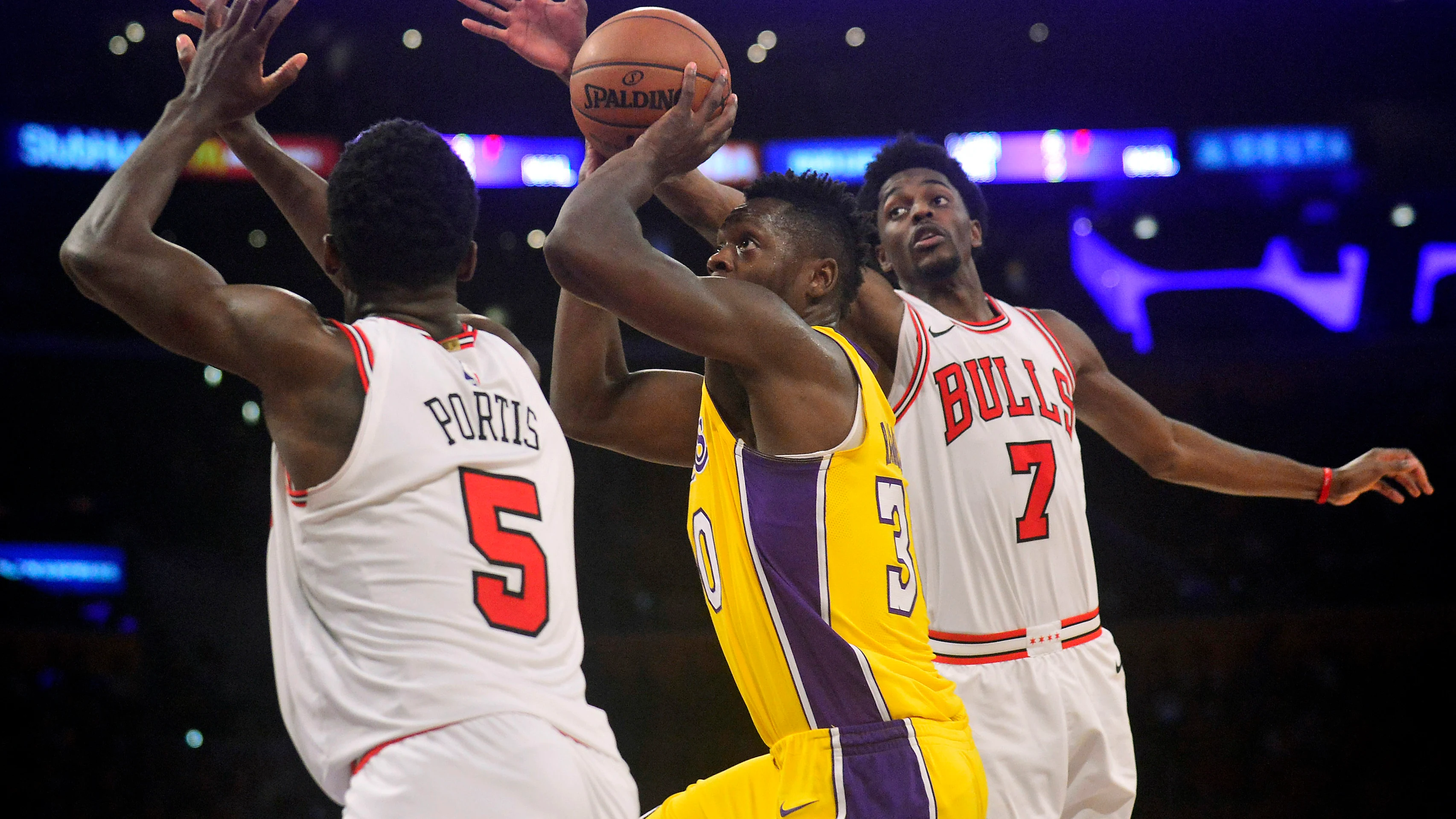 Julius Randle intenta lanzar a canasta ante la defensa de los Bulls