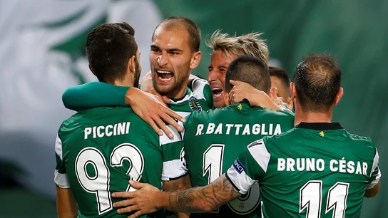 Los futbolistas del Sporting de Portugal celebran un gol Los futbolistas del Sporting de Portugal celebran un gol
