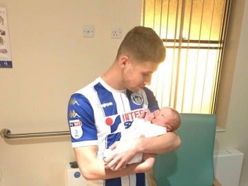 Ryan Colclough junto a su segundo hijo Ryan Colclough junto a su segundo hijo