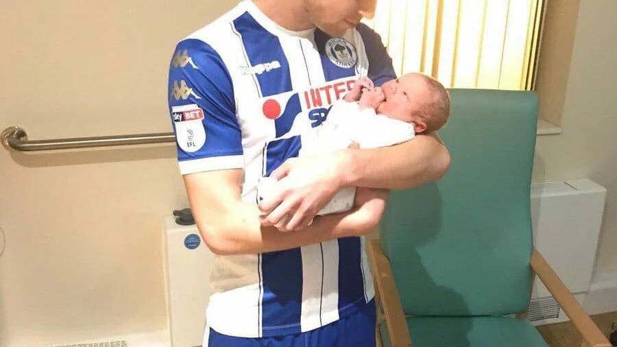 Ryan Colclough junto a su segundo hijo 