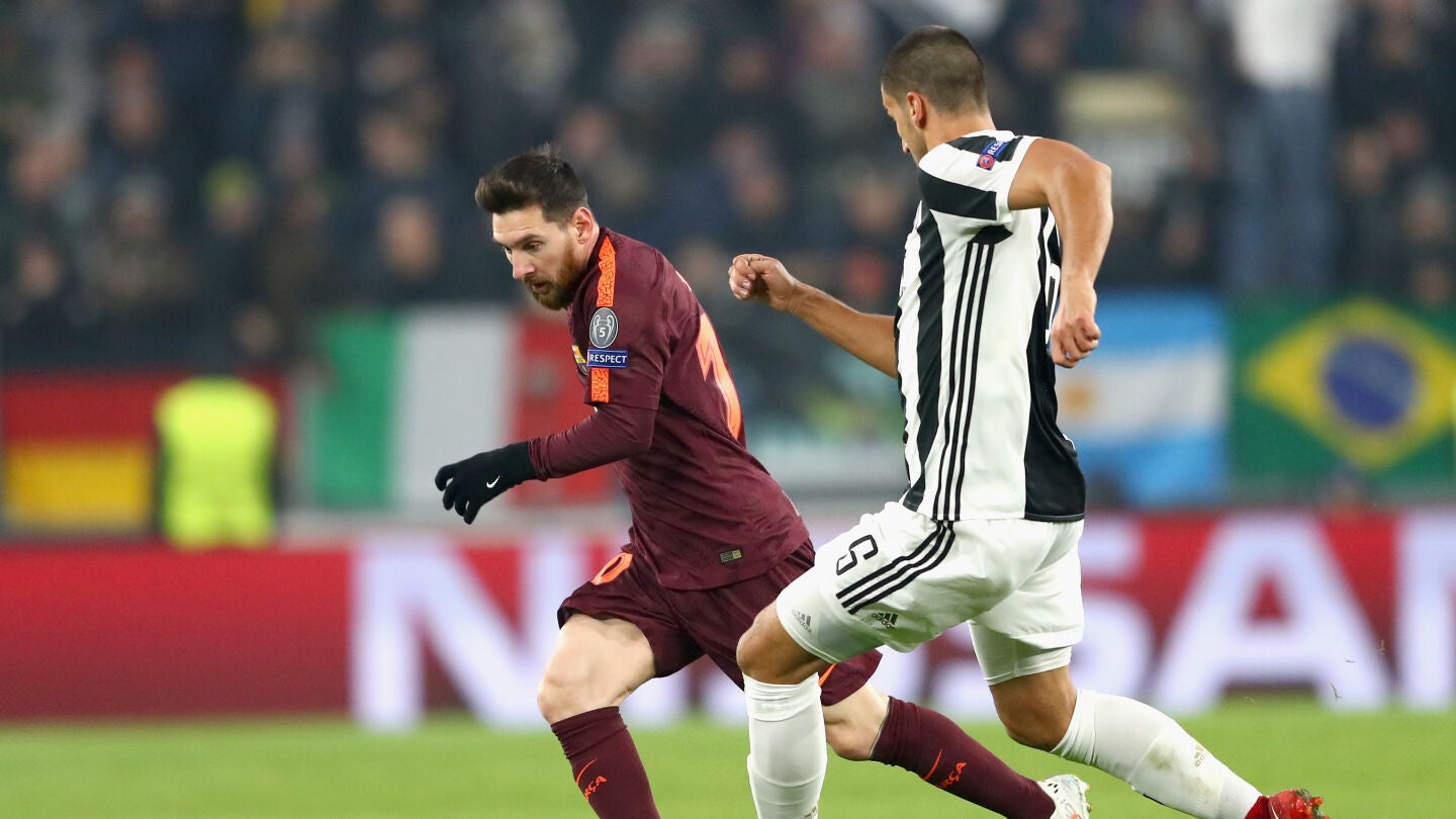 Messi conduce el bal&oacute;n ante la defensa de la Juve