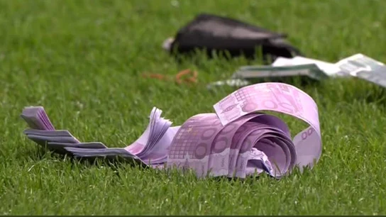 Billetes sobre el césped del Anderlecht Billetes sobre el césped del Anderlecht