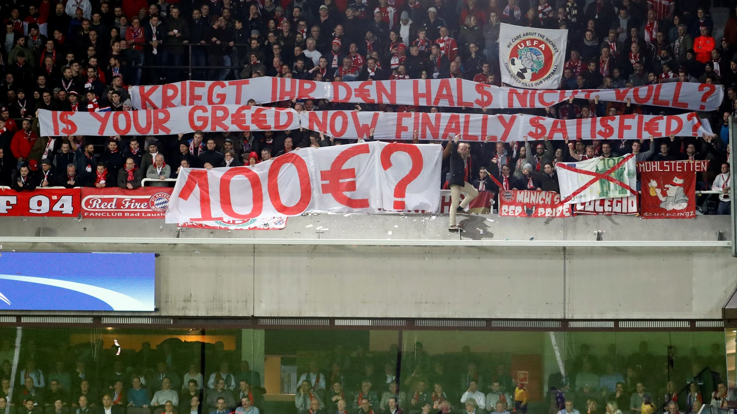 La pancarta de los aficionados del Bayern en el campo del Anderlecht La pancarta de los aficionados del Bayern en el campo del Anderlecht