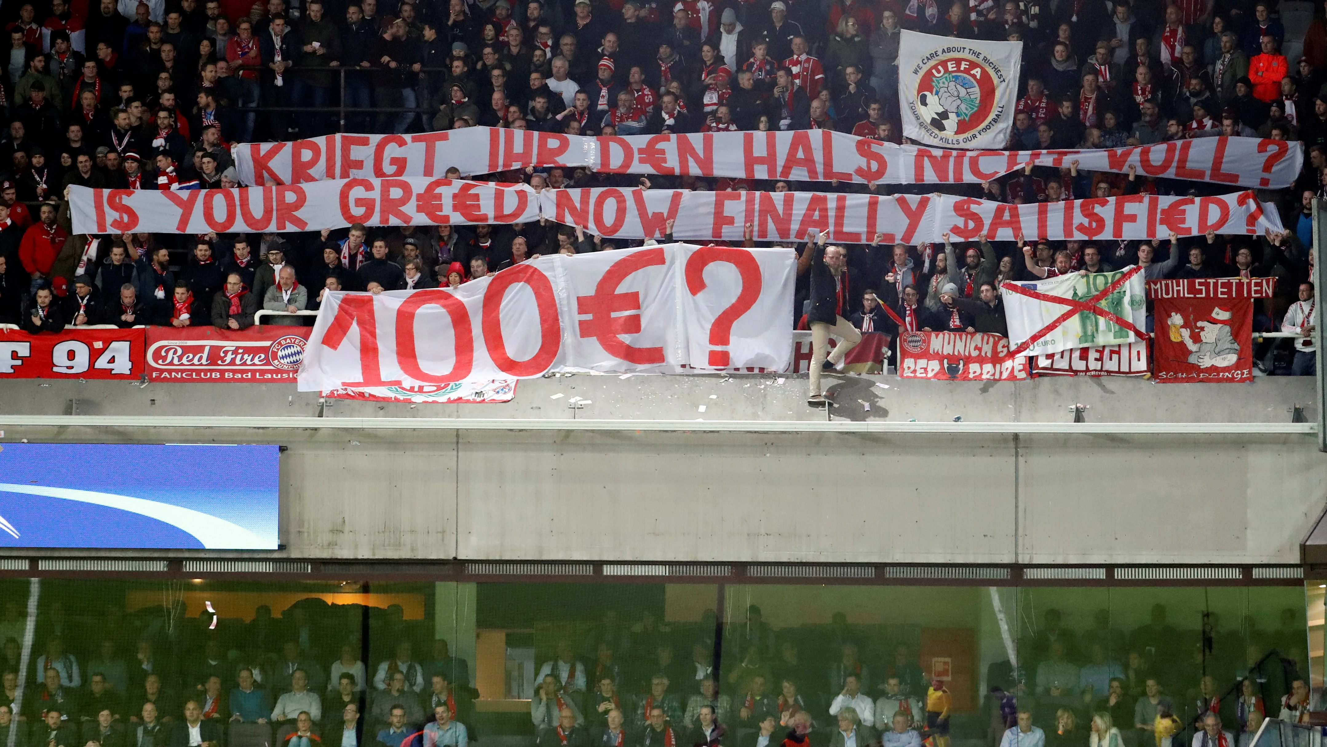 La pancarta de los aficionados del Bayern en el campo del Anderlecht