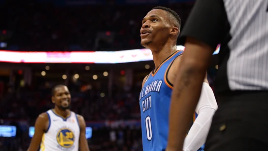 Westbrook celebra una canasta con la grada ante la mirada de Durant Westbrook celebra una canasta con la grada ante la mirada de Durant