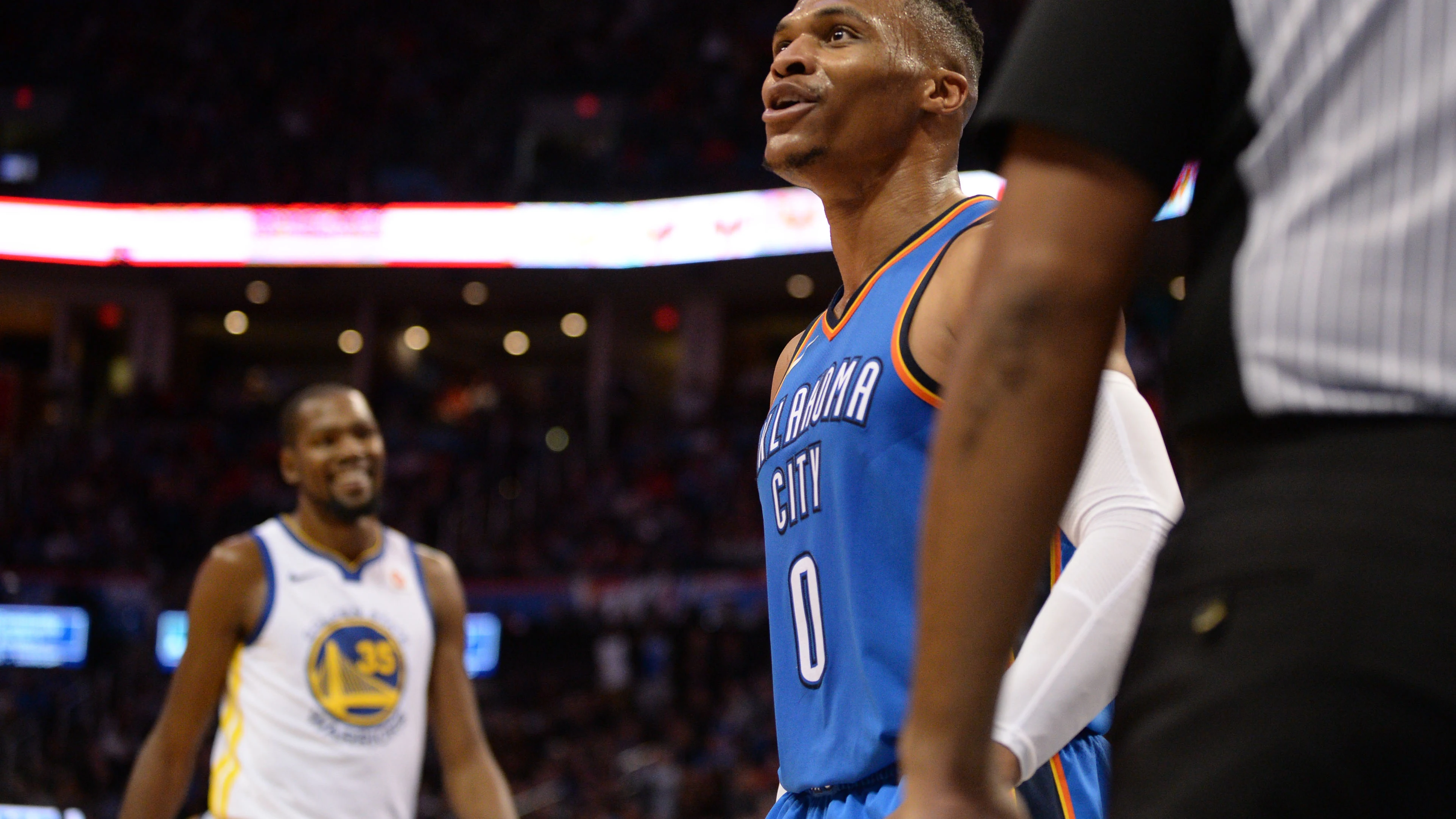 Westbrook celebra una canasta con la grada ante la mirada de Durant