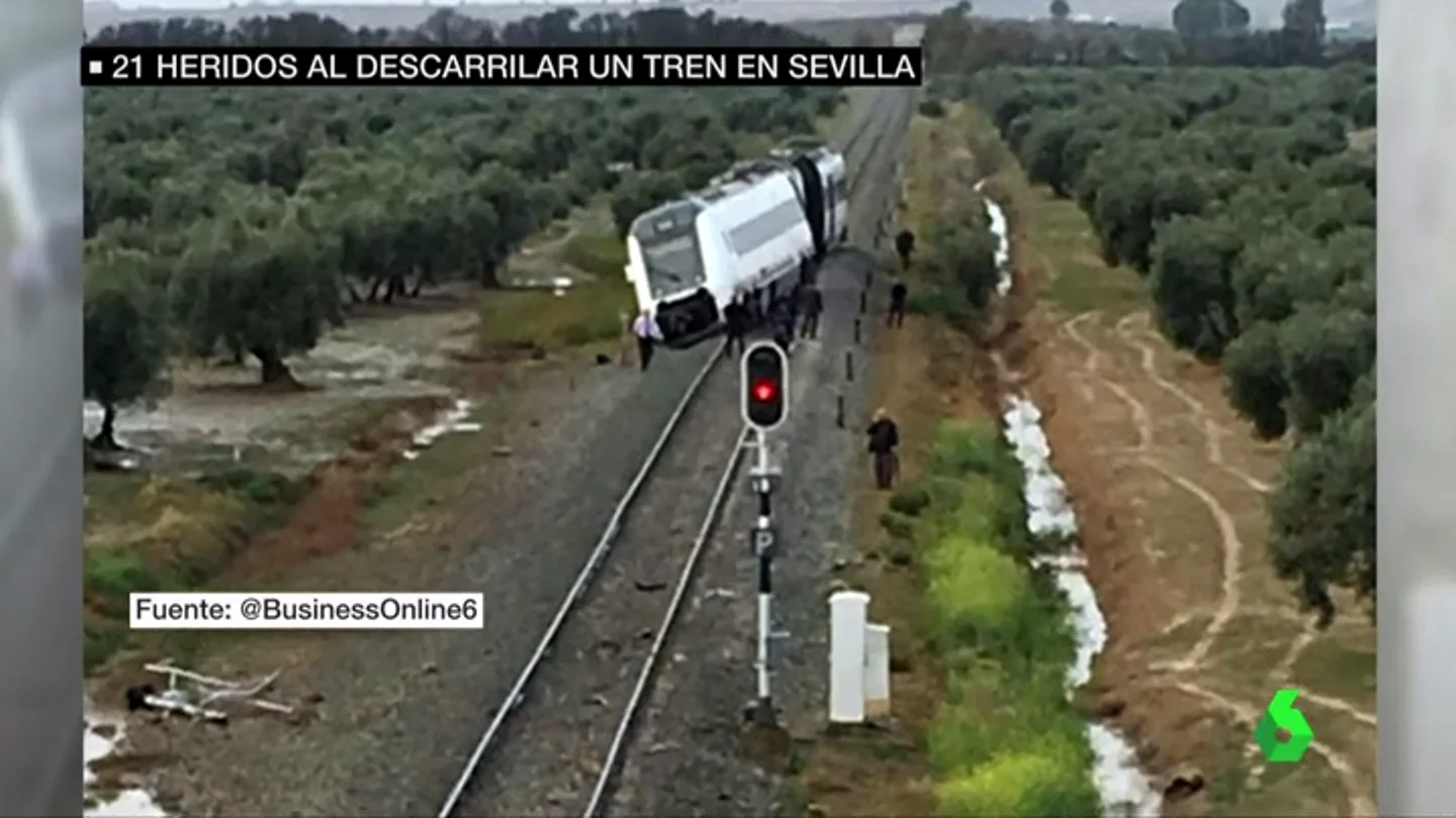 Imagen del tren tras descarrilar por las fuertes lluvias registradas Imagen del tren tras descarrilar por las fuertes lluvias registradas