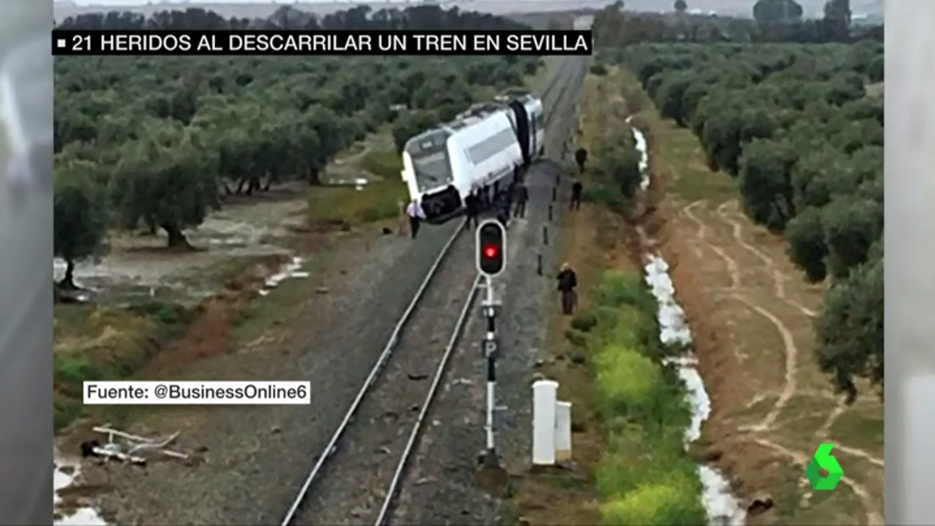 Imagen del tren tras descarrilar por las fuertes lluvias registradas