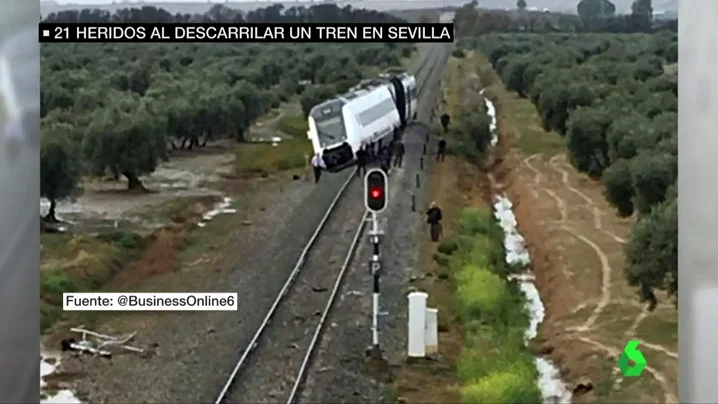 Imagen del tren tras descarrilar por las fuertes lluvias registradas