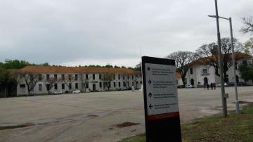 Fotografía de la Plaza de Armas de la exescuela Mecánica de la Armada (ESMA)