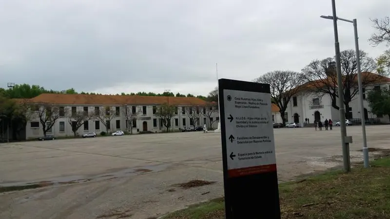 Fotografía de la Plaza de Armas de la exescuela Mecánica de la Armada (ESMA)