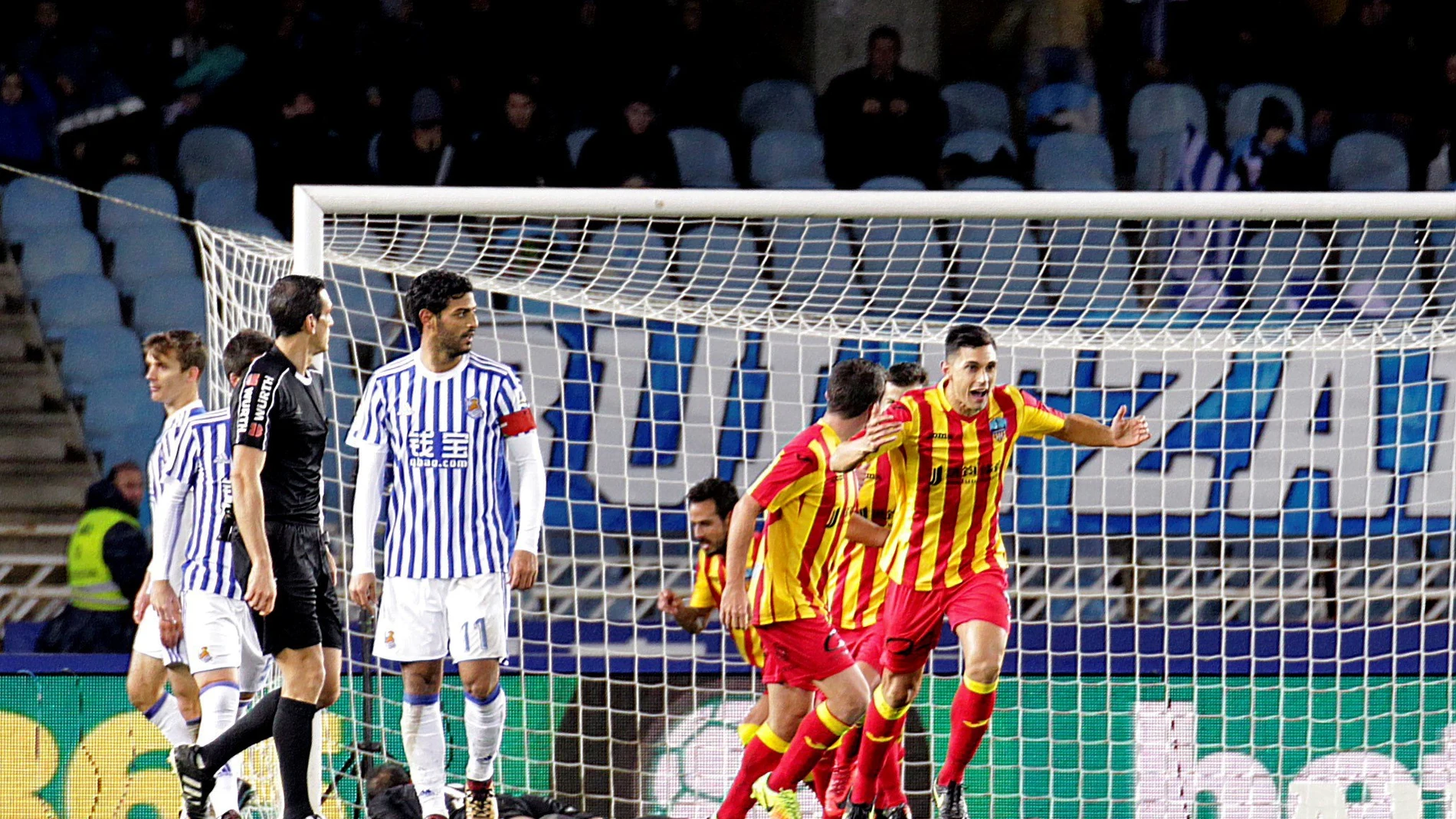 Los jugadores del Lleida celebran un gol en Anoeta