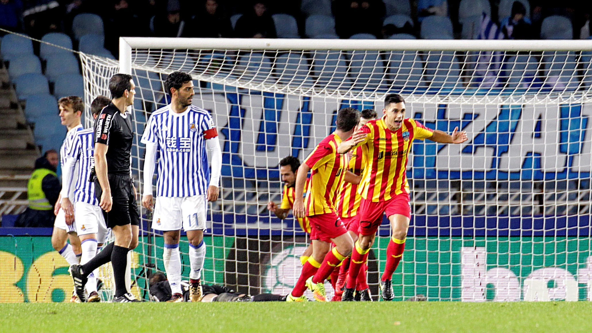 Los jugadores del Lleida celebran un gol en Anoeta Los jugadores del Lleida celebran un gol en Anoeta