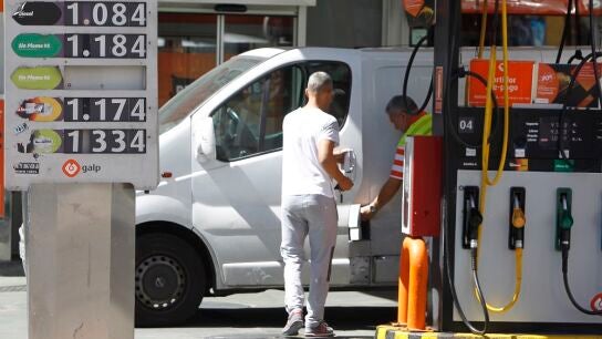 Imagen de archivo de un hombre repostando en una gasolinera espa&ntilde;ola/ EFE/Archivo