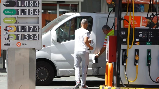Imagen de archivo de un hombre repostando en una gasolinera española Imagen de archivo de un hombre repostando en una gasolinera española/ EFE/Archivo