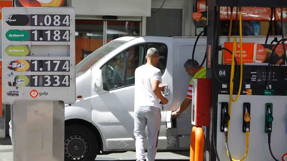 Imagen de archivo de un hombre repostando en una gasolinera española/ EFE/Archivo