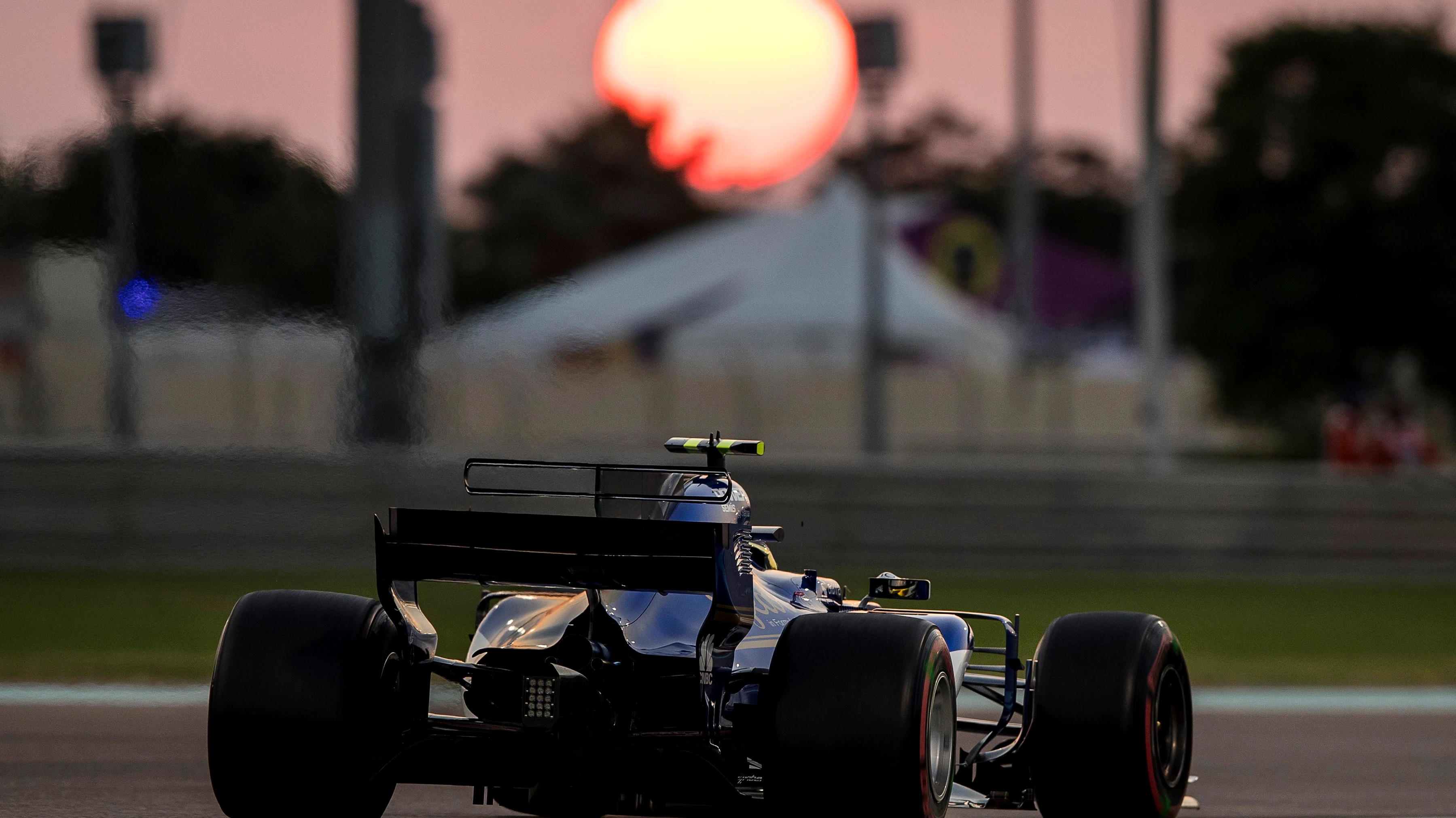 Wehrlein rueda con su Sauber en el trazado de Yas Marina