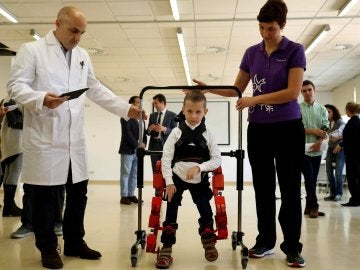 Jens, el primer niño que ha podido probar el exoexqueleto Jens, el primer niño que ha podido probar el exoexqueleto