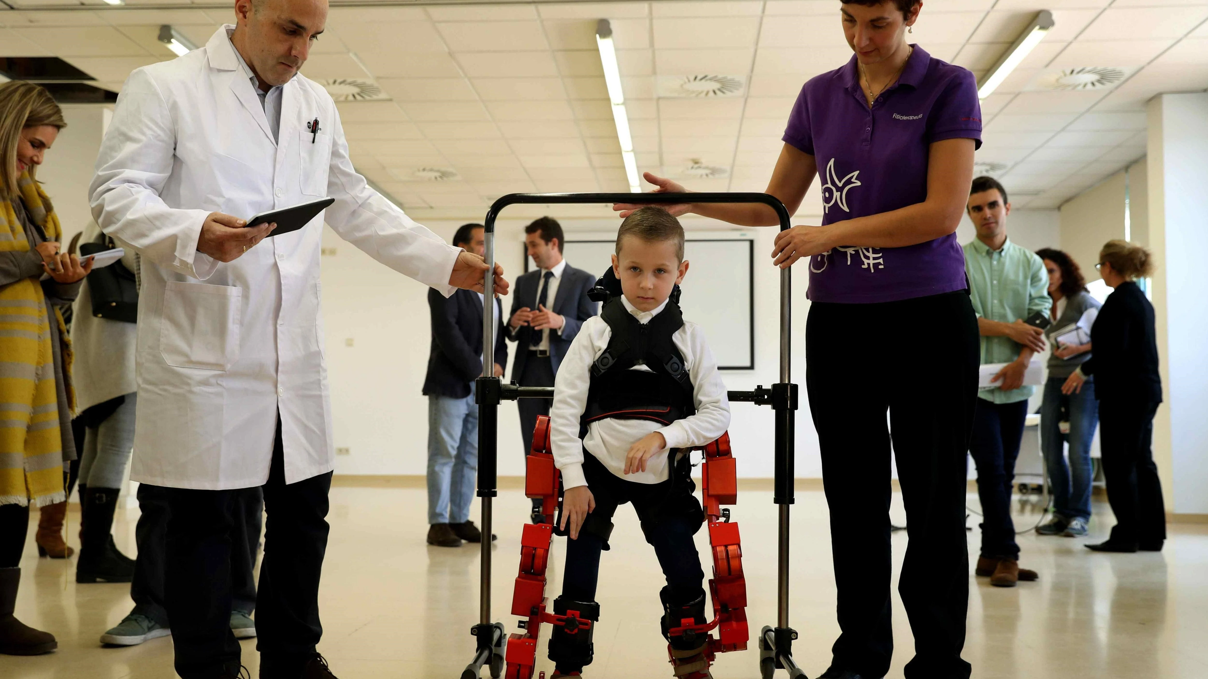 Jens, el primer niño que ha podido probar el exoexqueleto